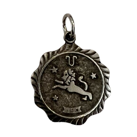 Leo Medallion Pendant Zodiac Stainless Steel  Charm Silvertone Lion Stars 1.25" - Picture 1 of 6